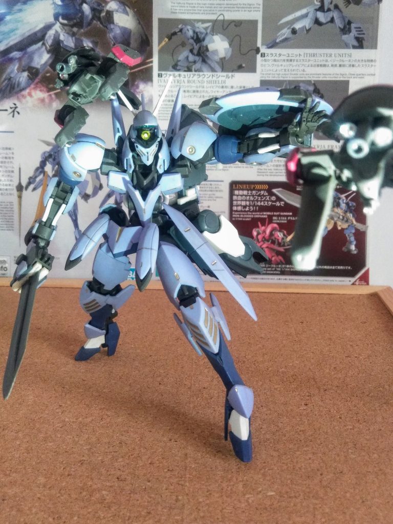 そして、バックパックの両端には『モビルワーカー』をドローン化した自律戦闘兵器をクッ付けて置きました 😚🎵脳内設定としては『モビルアーマーのプルーマ』からヒントを得た❗て!事で 🤣🤣🤣