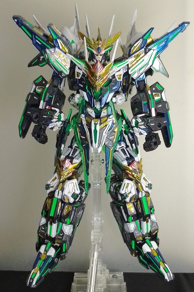この組み合わせには3体のガンプラを組み立てる必要があったため、製作期間は約1ヶ月でした。ジェネラルフォートレスに合体させた後、胴体の黒いパーツの色分けが足りないことに気づいたので、ご覧の通り、黒と青のパーツのほとんどにデカールを貼りました。