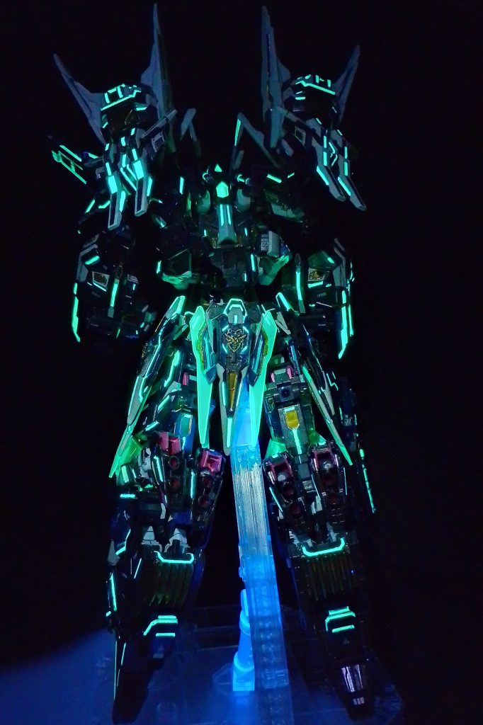 カラーコンビネーションゴールド:モロトフ リキッドクローム + タミヤ X-24 クリアーイエローブルー:Mr.ホビー GX 216 DX メタルダークブルーブラック:Mr.ホビー GX 201 DX メタルダークブラックレッド:Mr.ホビー GX 202 DX メタルダークレッドシルバー:Mr.ホビー GX 213 DX ホワイトシルバーホワイト(一部塗装):Mr.ホビー UG01 MS ホワイトブラウン(イーグル本体):ファレホ 70.871 レザーブラウン蛍光グリーン:泉微螢光綠滲線液 + タミヤ X-22 クリアー(保護層として)