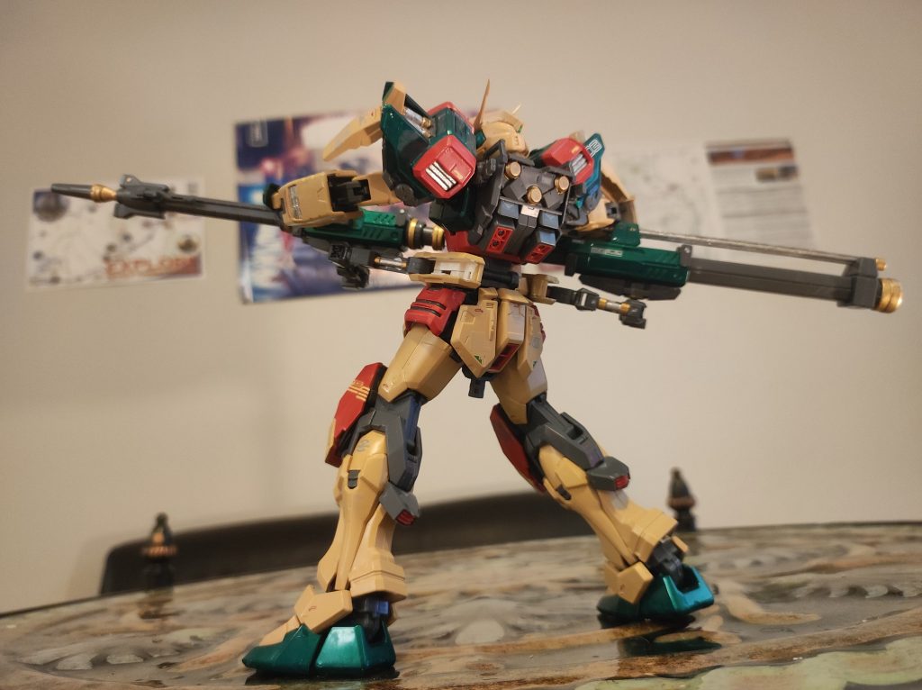 OPシーンの後ろからの砲撃ショットを再現してみました。肩をゴールドとシルバーで塗り分けして情報量が増えています。