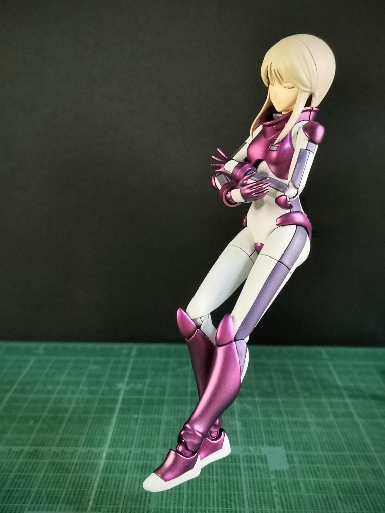 スーツの白部分はブリュンヒルトホワイト、紫部分はアイスシルバー下地のピンクパープル、紺はクリアバイオレット下地に乳白クリアとエヴァパープルを調色したものを薄く吹いています。