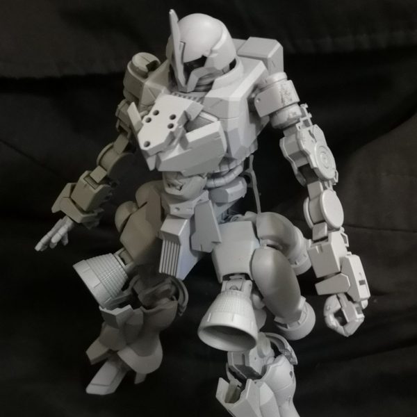 HGヅダのジャンクパーツから一体製作しております。UC90以降だったり、完全にパラレル世界のモノだったり、キラキラの向こうにいそうな改装しております。ご意見、感想あればお聞きしたいです。  決してバラバラにはならないヅダにしたいですね、デュバル少佐 （1枚目）