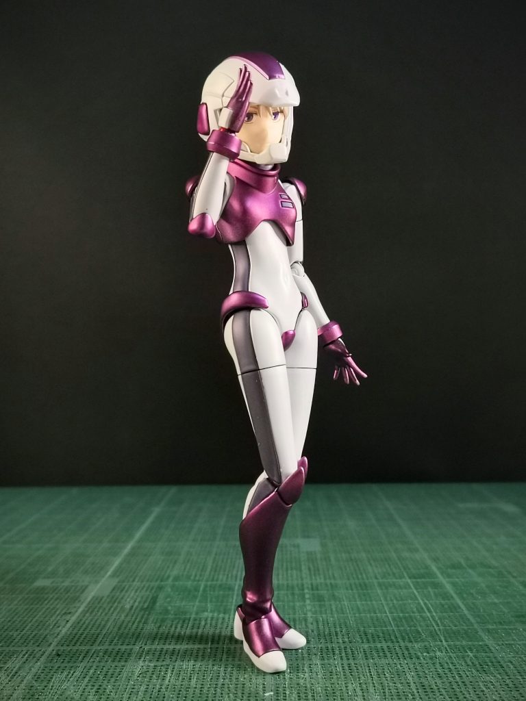 ヘルメットはパーツごとにニュートラルグレー1とブリュンヒルトホワイトで色分けしています。それにしてもヘルメットの配色のフリーザ感・・