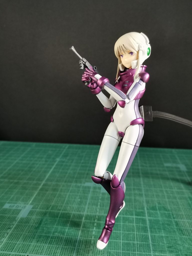 髪色は亜麻色をベースに細吹きのハイライトを入れていますが、色をなじませる最後のひと吹きでいろいろと無かった事になってしまいました。ヘッドセットは銀を下地にグレー1を、緑のセンサー部はクリアグリーン+クリアブルー(微量)を重ねています。