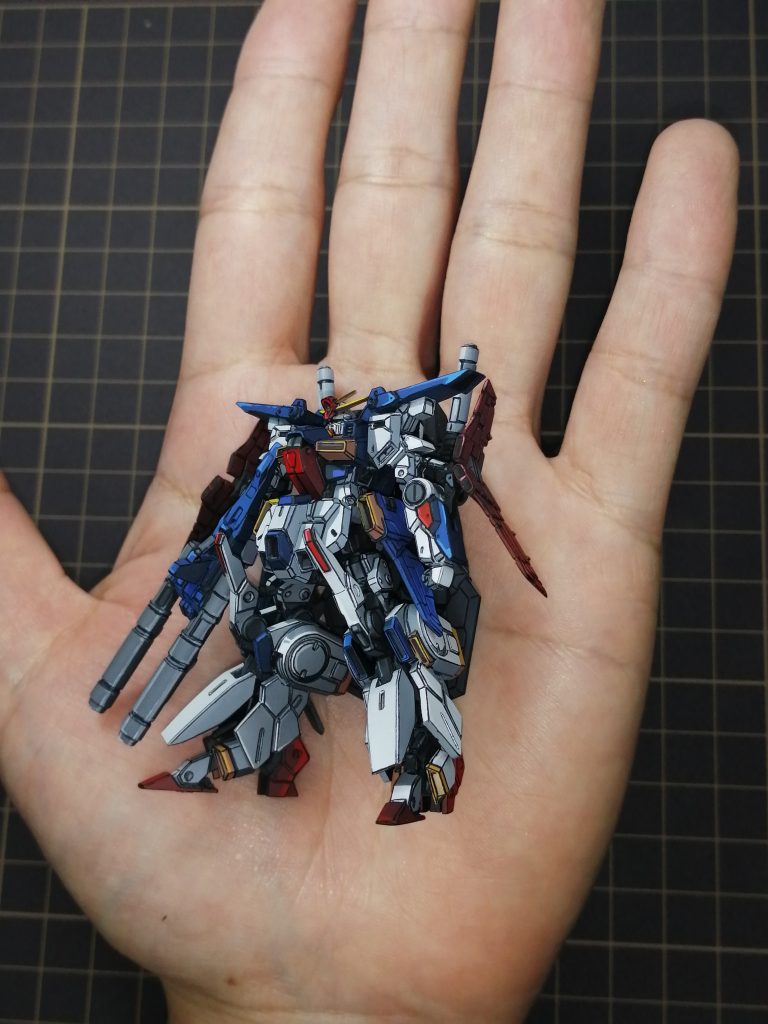 ポーズ固定なんで、少し引いたカットでサイズ感などアピる