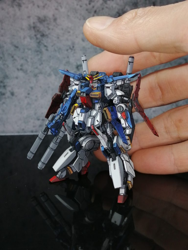 額のメガ粒子砲とツノはスクラッチしたんです（小声） 