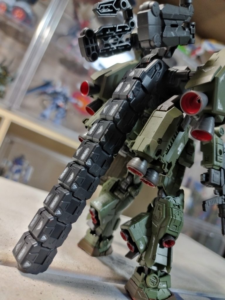 背面の謎のコンテナ？が支え棒みたいになってて姿勢が安定します（笑）何気にバーニアまみれだし高速度、高火力の機体になってしまった。並のパイロットだとGで死ぬかも