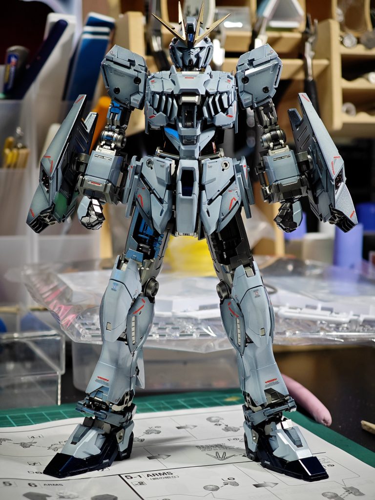 組み立て途中で撮ったものです。こっちのほうが重厚感があってかっこいいかも。撮影ブースの使い方が下手くそなだけですね。