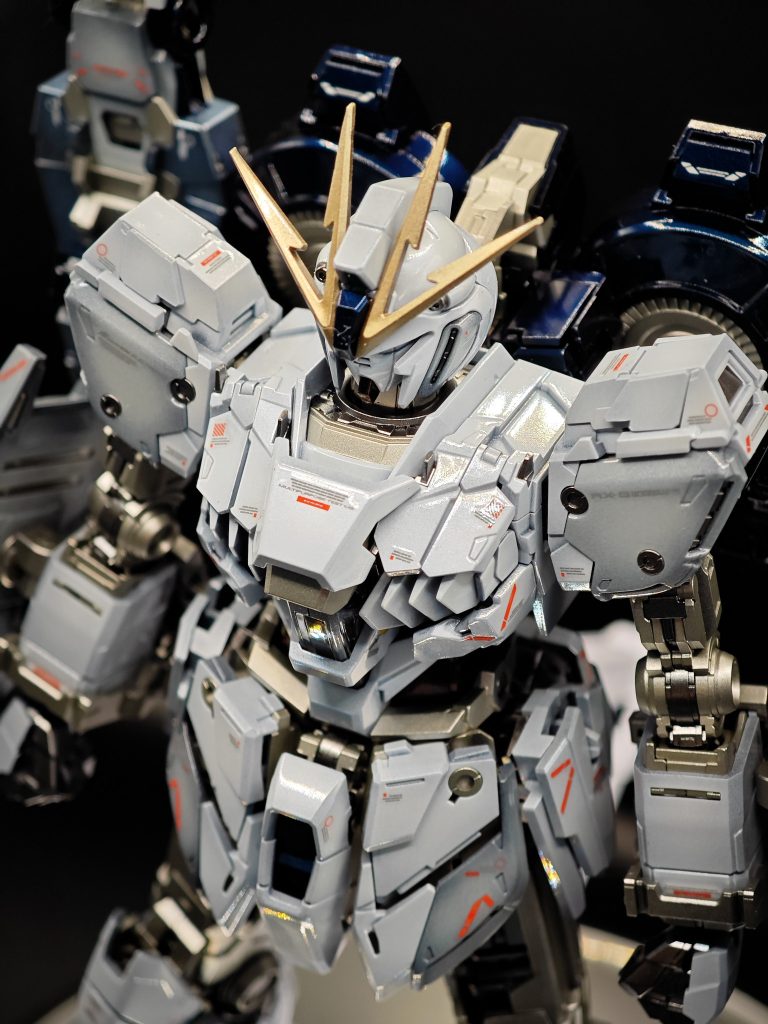 バストアップ。このアングルが個人的には一番好きです。アンテナ中央に目立つホコリが付いてますね。投稿時に気づきましたが撮影しなおすのも面倒なのでこのままで。