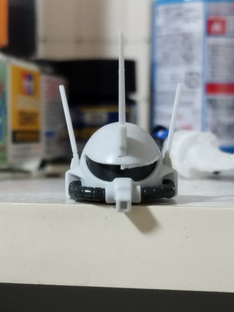 プラ棒と溶きパテを使ってモノアイ部分を1ミリ細くして気持ち精悍に