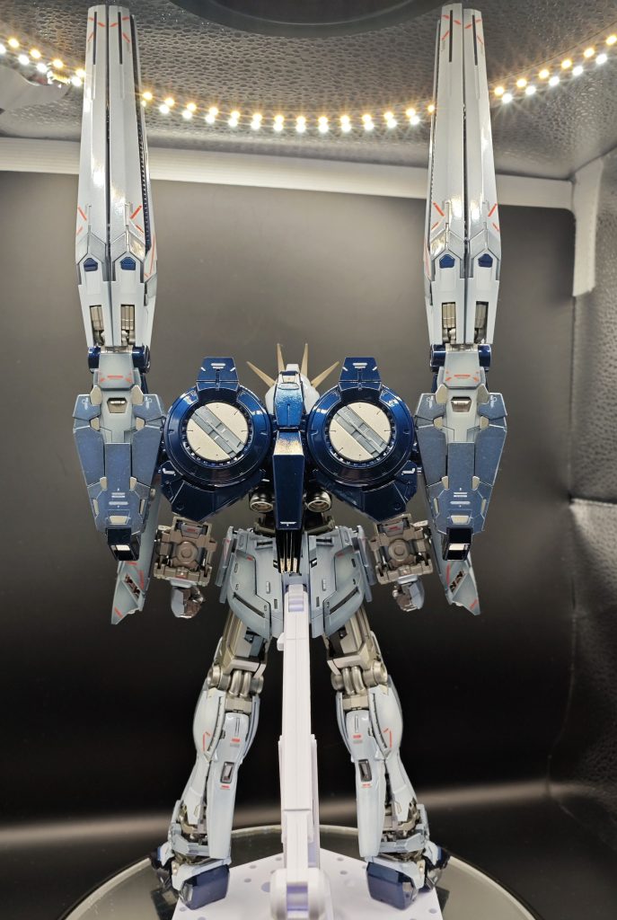 背面です。武装のギミックでワイヤーを仕込むのですが、面倒だし武装展開もしないのでオミットしようか悩みました。結局仕込みましたが・・・。