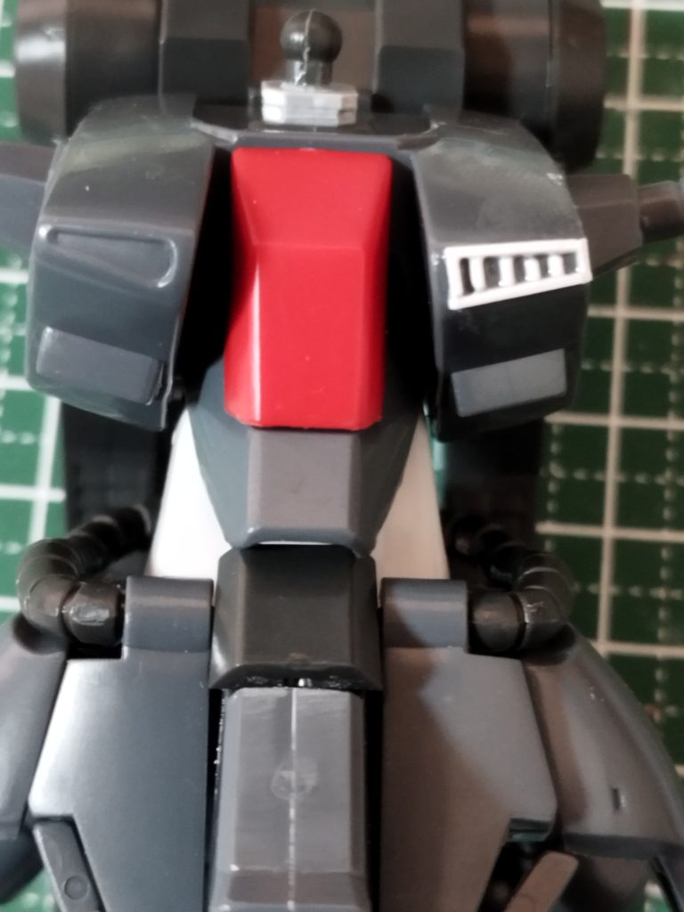 胸の凹み部分が資料を見ても何のためのものか分からなかったのでプラ棒使って排気ダクトに。あと顎を引かせたいので首を2ミリ延長