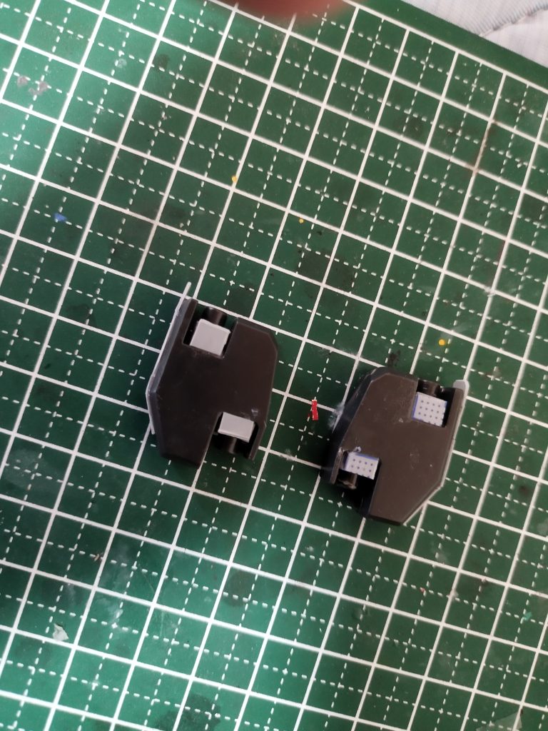 足が短く感じるので膝関節を上に4ミリ下に3ミリ、脚の長さを計7ミリ延長してスラッとした感じに。