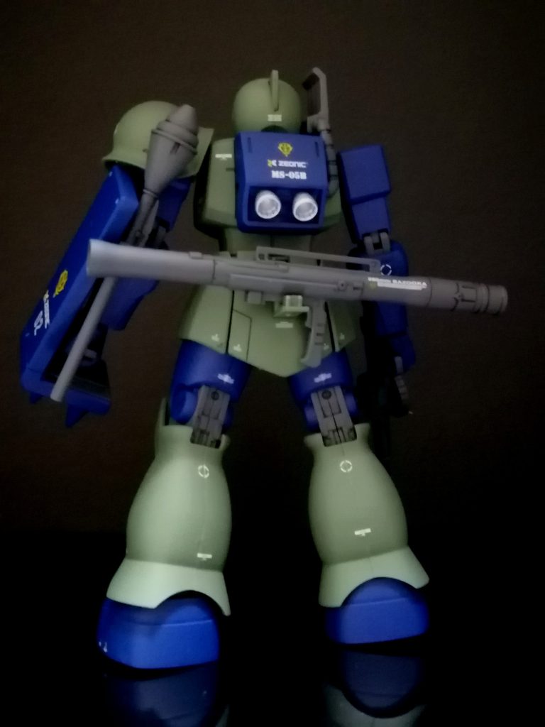 今回の主な改修点は、モノアイ・ザクマシンガンスコープにHアイズ使用、バーニアをシャインシルバーで部分塗装、水転写デカール貼り付けです。