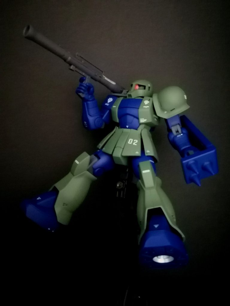 バズーカ用のハンドパーツ・肩当てがあるのがいいですね。足底のバーニアもシャインシルバーで部分塗装しました。