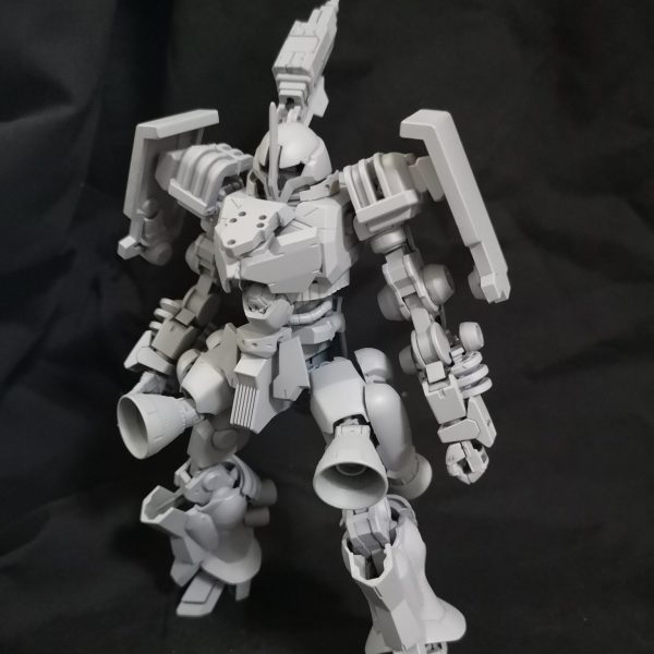次世代なヅダを目指して作成し、素体が完成しましたが武器を考えてなかったです。 どんな武器を持たせたら良いのですかね？（1枚目）