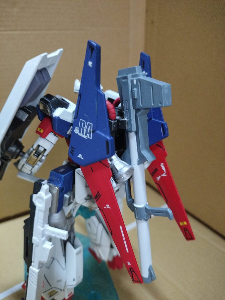 RAのマーキングと共に背面バズーカ