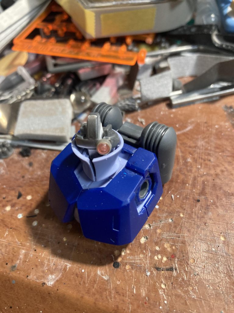 さすがにモノアイがシールでは味気なさ過ぎるるので、クリアランナーから削り出して作成。ついでにどうにかして可動させてやろうと思って、モノアイレールに金属を貼り付けて、磁石で可動するようにしてみました。でも、頭がよく動くので、あんまり必要なかったかも…。