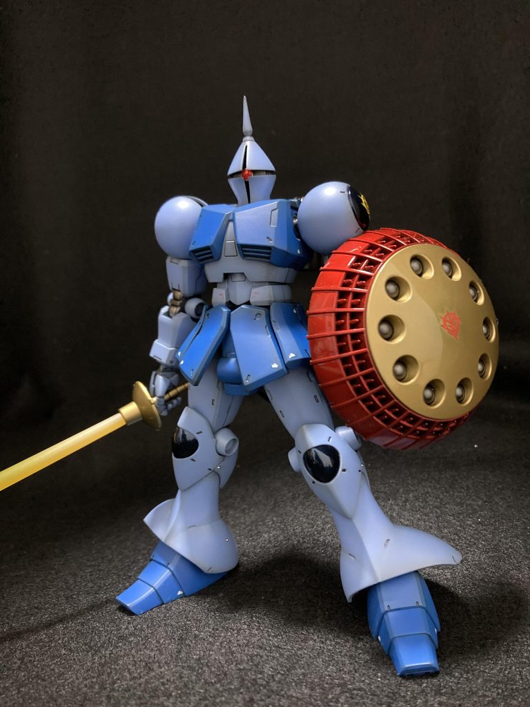 頭と足の合わせ目を消しと、ほんの少しメタルパーツ埋め込んだぐらいのことしかしてません。ガイアの黒サフを吹いたあと、本体はツヤ消し、盾はツヤありで塗装。肩とヒザの丸いパーツは、贅沢にガイアのプリズムブルーブラックで塗装しています。