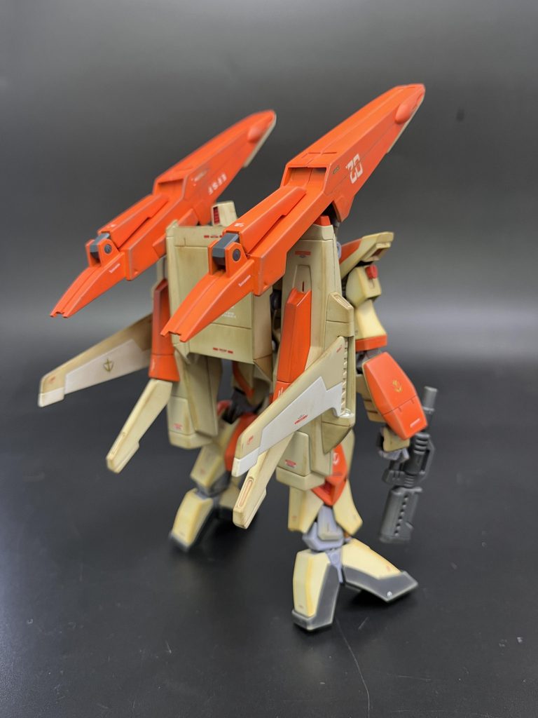カラーリングですが、製作過程でもふれてますが、マクロスのVF-1Dのオマージュとなります。組んでみた実感としては、バトロイドというよりは、空飛ぶデストロイドみたいな雰囲気になりました。