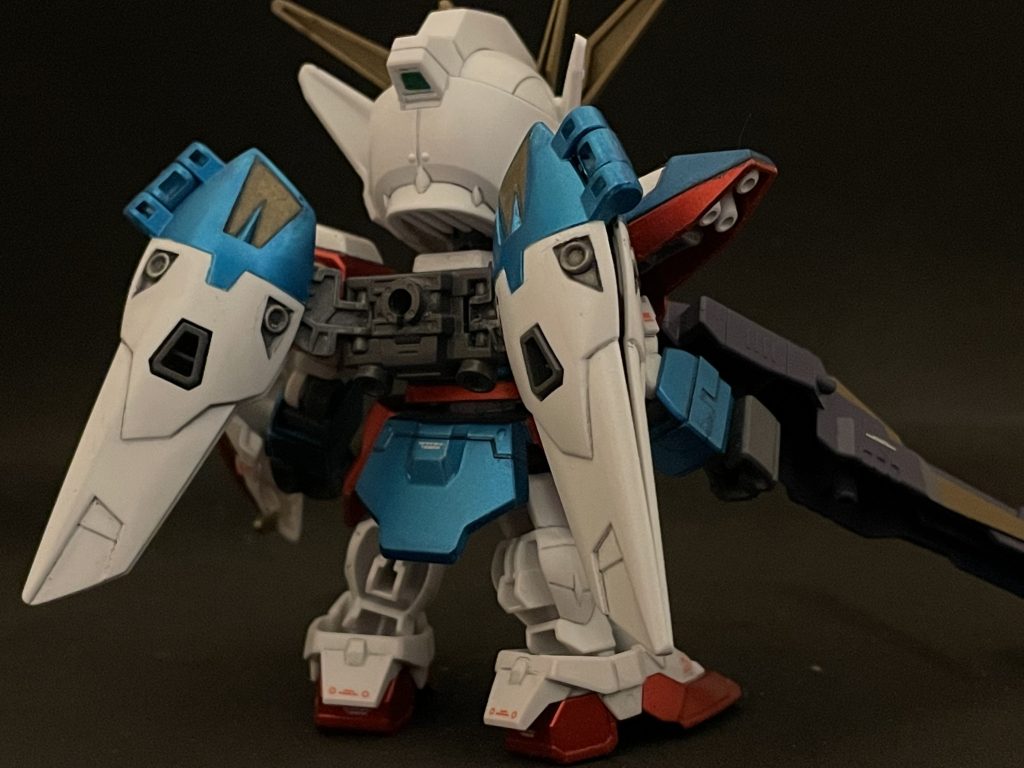 まずは前後の素立ち。マーカー塗装、スミ入れ、デカール貼りで仕上げました。赤は乾燥後も色移りし易く、青は重ね塗りしないと剥げやすい、というガンダムマーカーメタリックの難点を、筆塗りリタッチしながら改めて学ばせていただきましたTTあと胸のバードアイセンサー(別名:緑玉光)を塗り分けるのが神経使いましたε-(´∀`; )