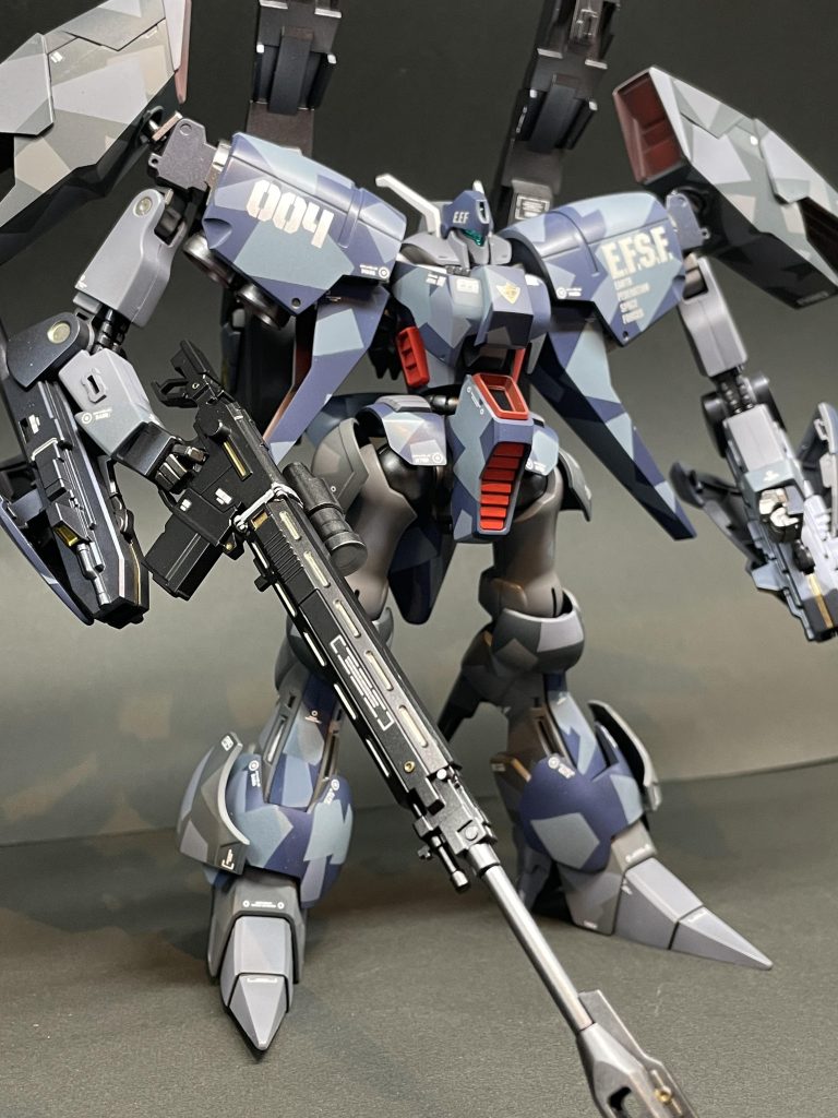 簡単スプリッター迷彩で塗装しました😁幅の異なるマスキングテープを台形にカットしたものをランダムに貼り付けて色を重ねていきました。メリハリがでたかなーと満足してます😅