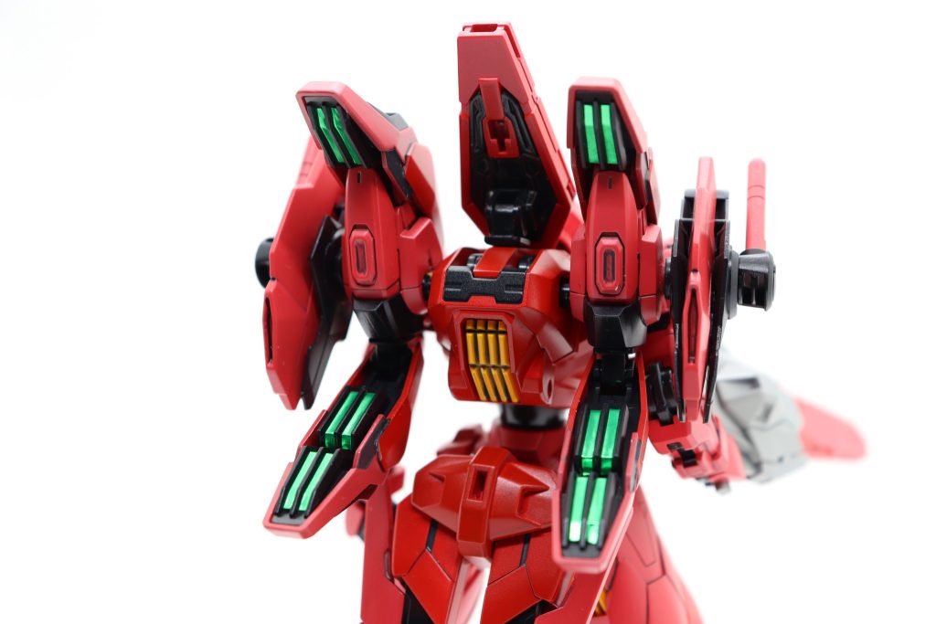 ガパッと開いて最大稼働状態。色合い的にゼハートのガンダムレギルスみたいですね(´・ω・`)