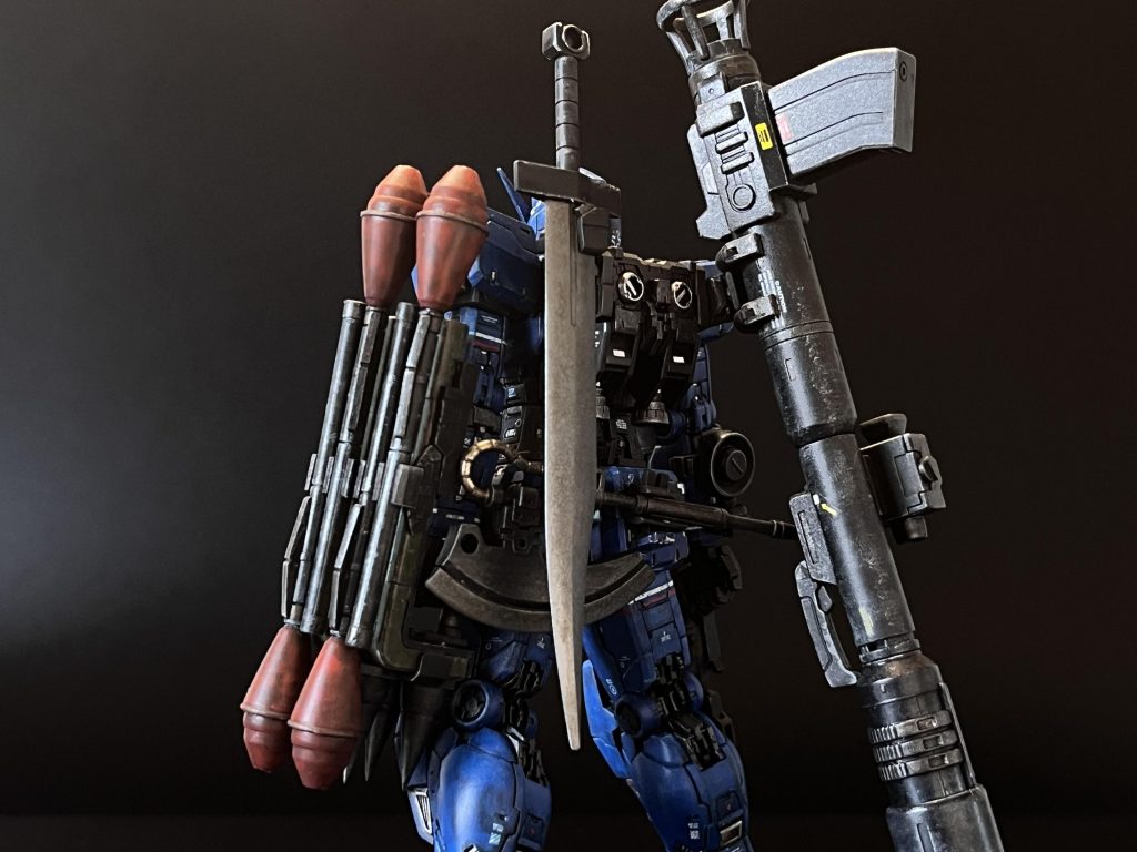 ということで、RGガンダムver.2.0を小改造し、青く塗って専用デカールを貼って武装をそれっぽくしてランバ・ラル機にしました。