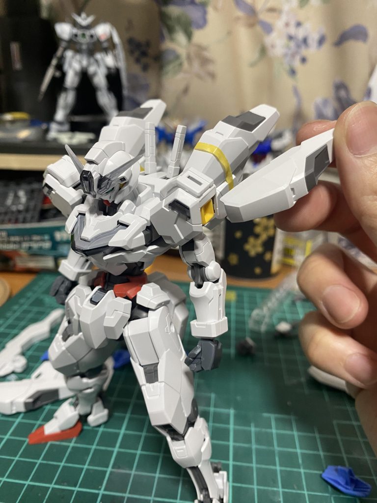 元々、「人命なんて完全無視した超高機動のキャリバーンにしたろ!」と毎度アホな考えから制作スタート。羽根を広げるような形にしようしているミキシング初期ですね。