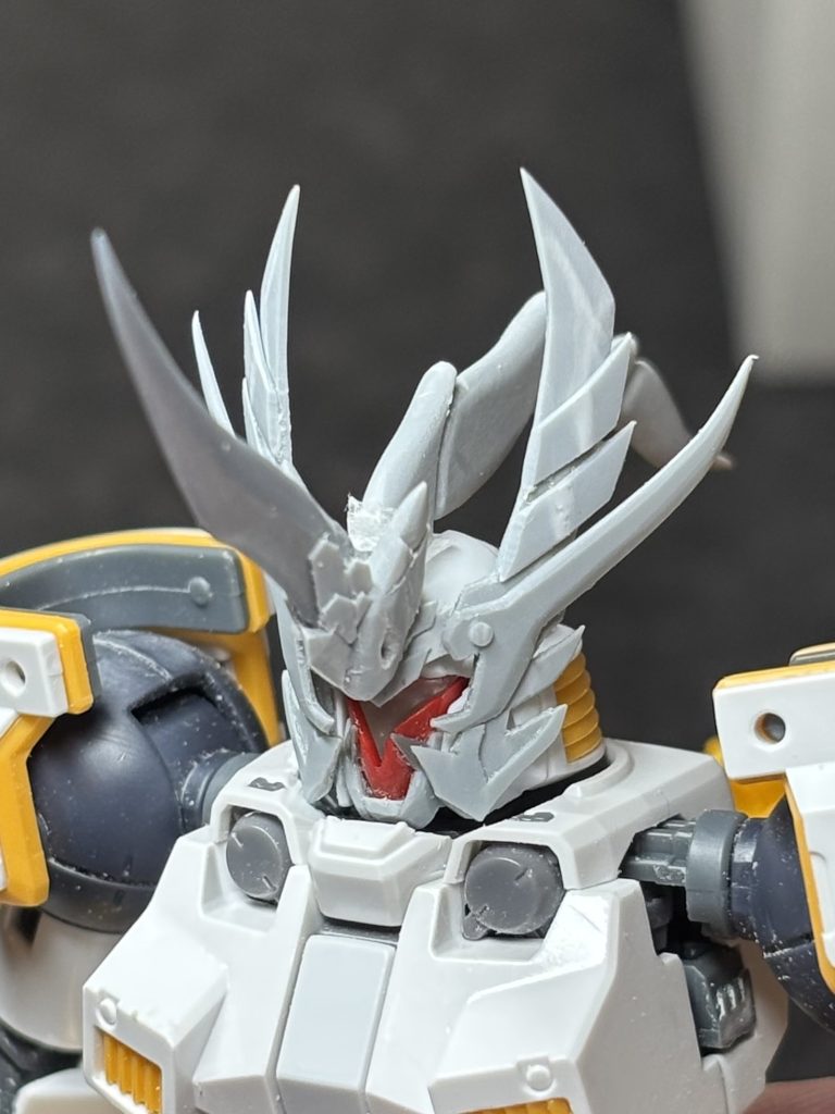 マスクは口元のみHGシナンジュから、あとはスクラッチです！バイザー部分はまわりに離型剤を塗ってからレジンを流し込み別パーツ化しています。