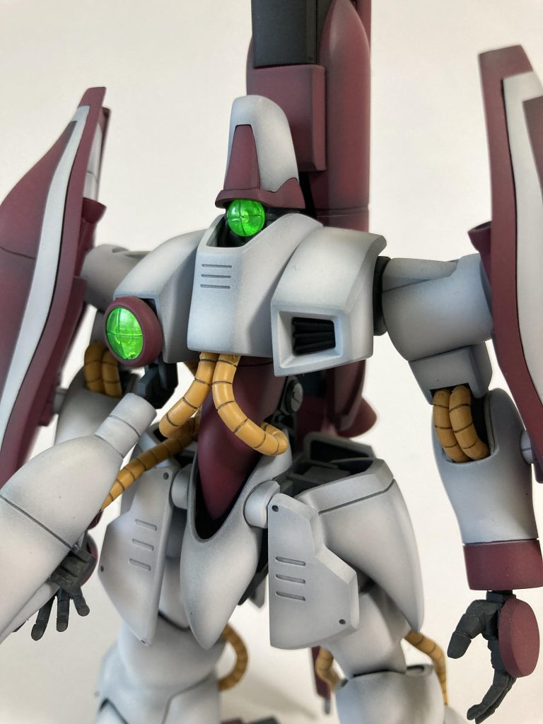 モノアイはキットのままだと取付軸があり、アルミテープ貼っても光を反射しないので、思い切って軸を切り飛ばし、アルミテープを全面に貼りました。モノアイ自体は両面テープで貼り付けてあります