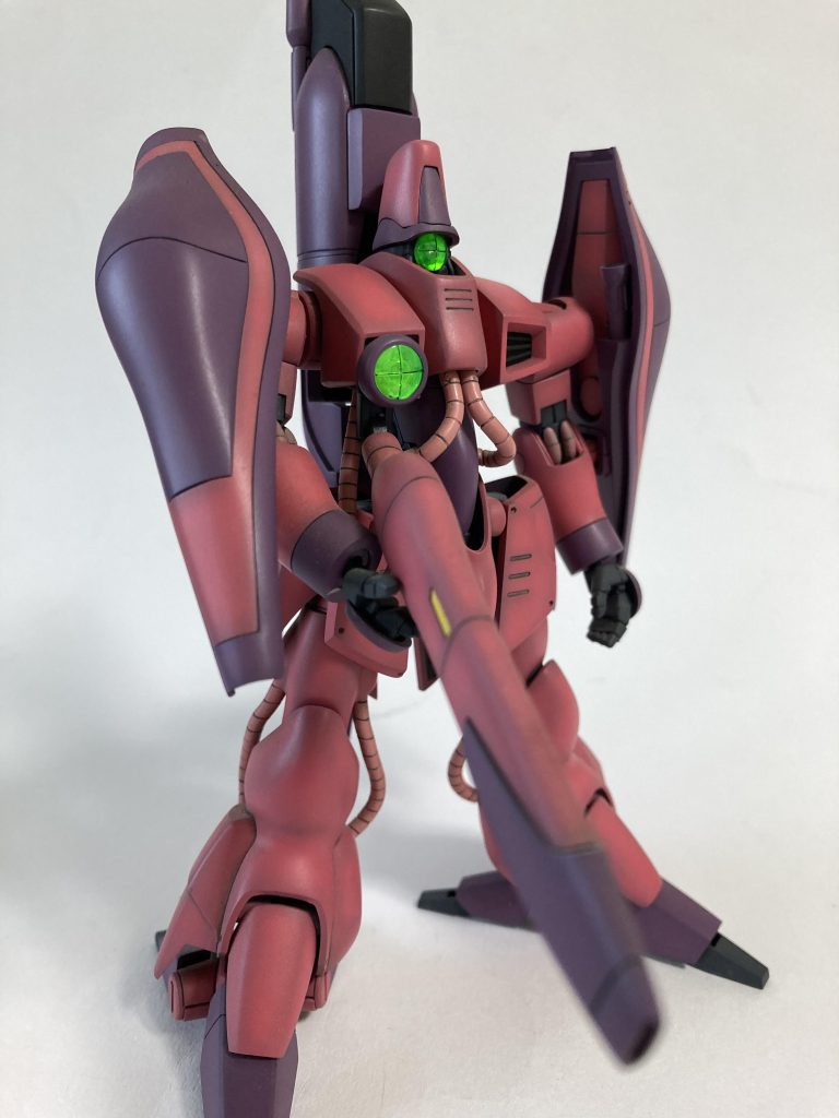 モノアイはキットのままだと取付軸があり、アルミテープ貼っても光を反射しないので、思い切って軸を切り飛ばし、アルミテープを全面に貼りました。モノアイ自体は両面テープで貼り付けてあります