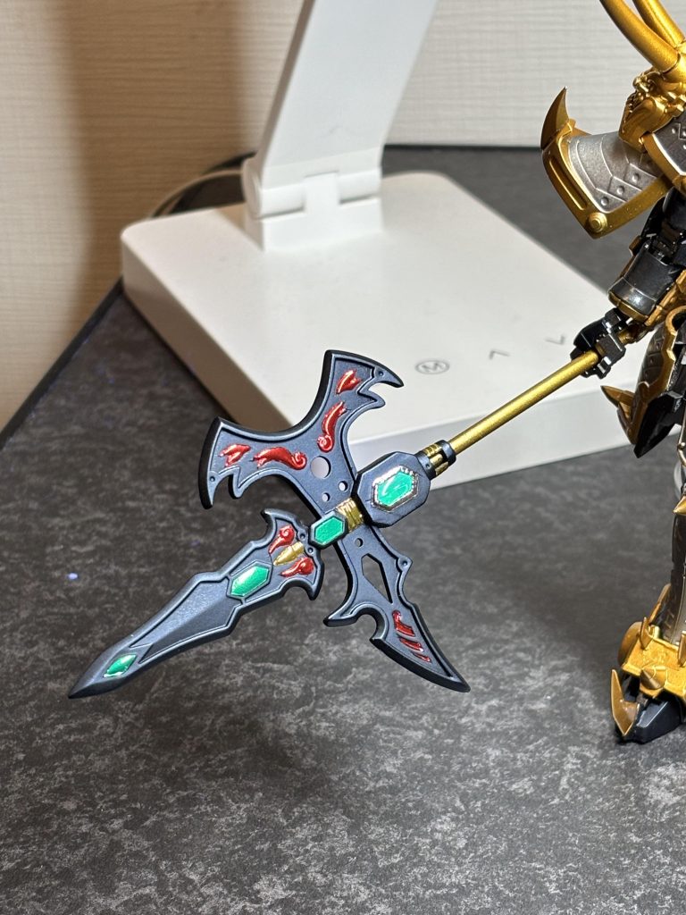 方天画戟の装飾はハセガワのミラーフィニッシュシートにクリアフィニッシュシートを重ねてメッキ調にしています😌