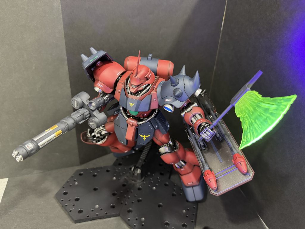 イリア・パゾム専用と言いながら、完全思い付き配色です。「ギラ・ドーガ、誰かの専用機にならんかなー」という事で、第一次ネオジオン抗争で生存していたであろうイリアが、リゲルグの色を自分専用としてペイントしたギラ・ドーガに搭乗し、シャアの反乱に参加していた、というif設定です。で、どの辺がイリア専用機なのかといいますと…RE1/100クエス専用ヤクト・ドーガからガトリングを奪いリペイントし装備させただけです😅ちょっと雑な仕上がりなので後で修復します。