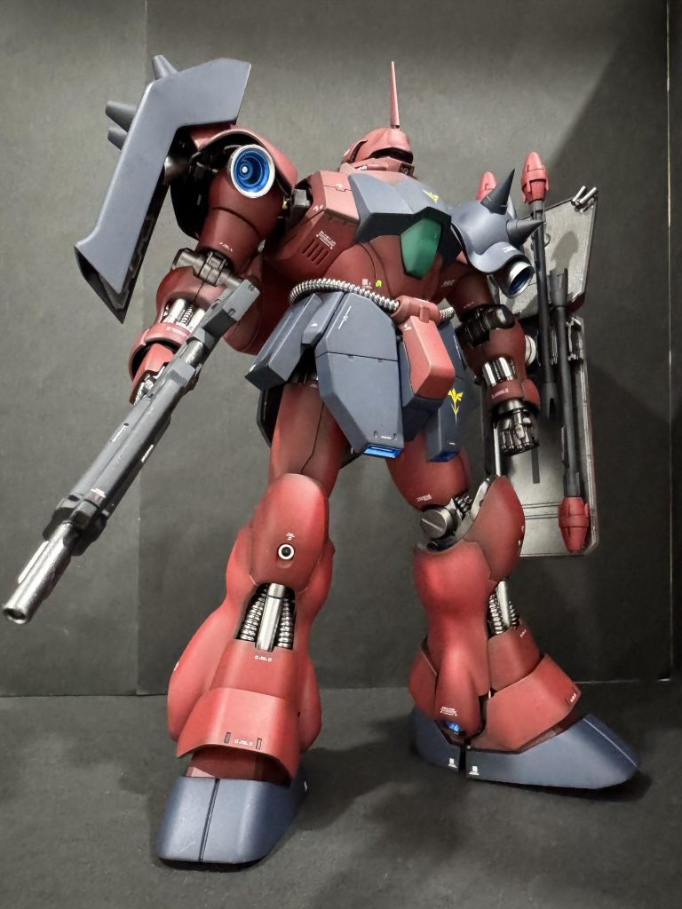 ガンダムZZの終盤に強化されたマシュマーの副官として出てきた派手めなお姉さんですが、本編ではその後の行方が語られる事なく番組は終了。最近巷で話題のDガンダムが登場するダブルフェイクではレウルーラの艦長という設定があるとかないとか。