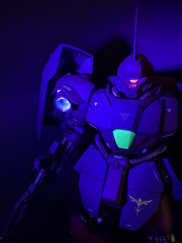 ジオンMSあるあるコックピットや急所を目立たせてしまうリゲルグのコックピットはジオンあるあるに漏れず、目立つ色:エメラルドグリーンなので今回はそれに倣いました。蛍光グリーンを入れたらブラックライトに反応するので余計に目立つんですが…それはさておきいろいろ調色を試した結果、蛍光グリーンを入れたものが一番理想の色になったので良しとして、コックピット周りにサイコフレームが搭載されている事にしますw