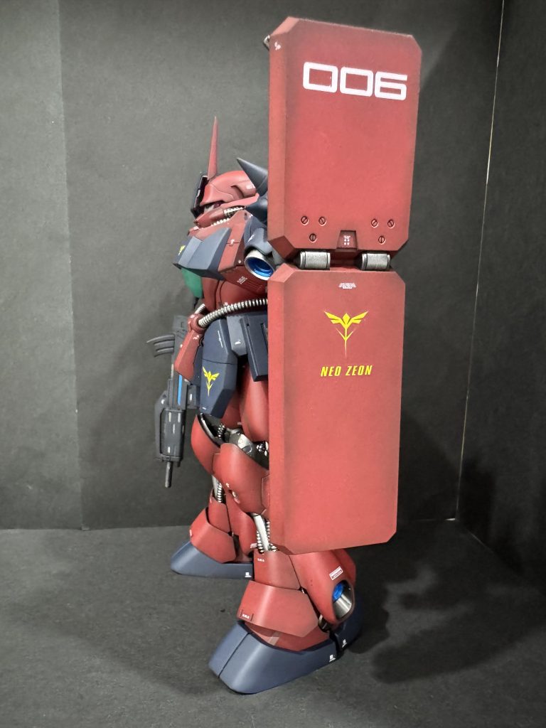 今回もグラデーション塗装&塗り分けです。下地は全て黒サフからのフレーム:SBアイアン外装①:あずき色+ブラウン少々外装②:ウルトラブルー+パープル+黒少々コックピット:何か緑系🟢(忘れてしまいました…)+蛍光グリーン暗めのブルーはいつもティターンズブルーみたくなってしまう🥲ですが、今回の調色は上手くいったと思っています。