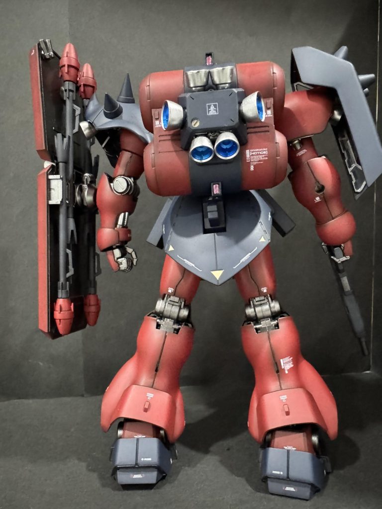 バックショットで見えていないんですが、ギラ・ドーガはジオンの伝統に則り動力パイプが外出しです。この配色にどーしてもパイプの黄色が許せず、プライマーの後にSBアイアンで塗装。メカメカしくなって◯😁スカートにあった謎の三角モールドはエナメルのチタンゴールドで塗り分けています。