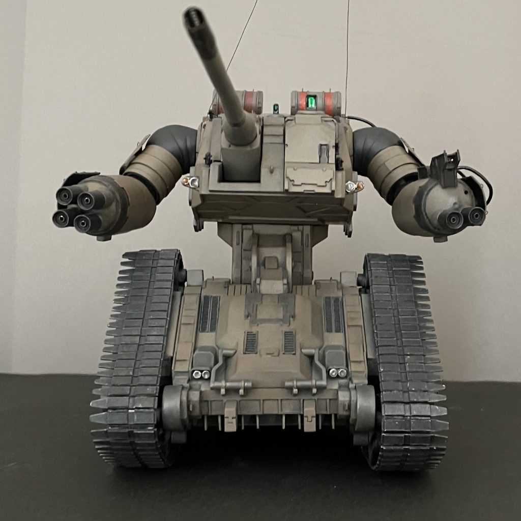 比率計算しつつ作成ですが先ずは比率基準となるものを作成しなければなりません。真横からの画像を参考に下部ユニットのおにぎりを作成です。転輪の配置然り、ピッチがキットとは異なりますのでキットから転輪だけをカットし、新たにプラ板へ配置作成。コレを基準に横幅を決め、上部ユニットへと積み上げて行きました。