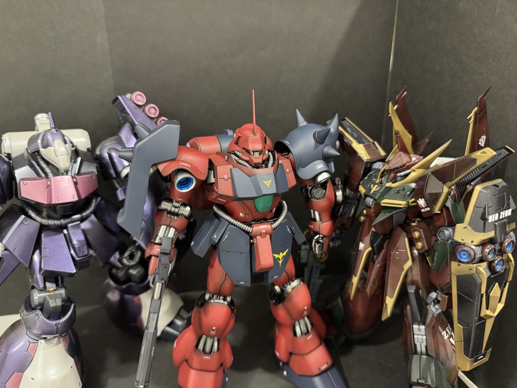 我が家のifネオジオン勢。写真で見ると赤っぽいですが、実物は暗いあずきいろ🫘というか茶色っぽく、ブルーとのコントラストが大変気に入っております。ご観覧ありがとうございました😊