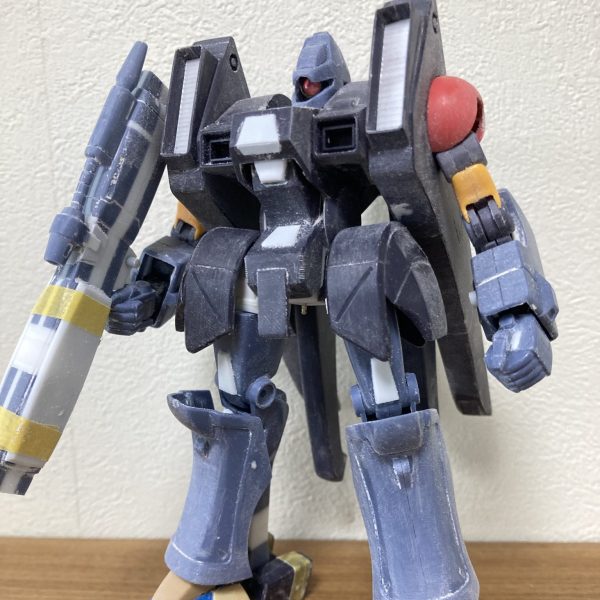 ガ・ゾウムの製作はこんな感じです。製作が進むと今までは問題無かった所が気になって、また手直ししたら他部分に干渉するから他部分を手直ししたらさっき手直しした部分が手直し前の方が都合が良かったり…3歩進んで2歩下がりながら、たまに3歩下がってます…いつ終わるんだコイツ…ずっと向き合っていると、カッコ良くなってるのかすら分からなくなりますね。とりあえず変形時のモノアイの構造決まりました。せっかく頭を外さないで変形できるため、頭のモヒカン部にモノアイスリットを掘りました。設定とはきっと違うのでしょうが、気にしないで進みます。（1枚目）