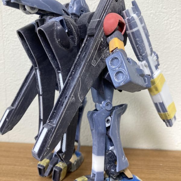 ガ・ゾウムの製作はこんな感じです。製作が進むと今までは問題無かった所が気になって、また手直ししたら他部分に干渉するから他部分を手直ししたらさっき手直しした部分が手直し前の方が都合が良かったり…3歩進んで2歩下がりながら、たまに3歩下がってます…いつ終わるんだコイツ…ずっと向き合っていると、カッコ良くなってるのかすら分からなくなりますね。とりあえず変形時のモノアイの構造決まりました。せっかく頭を外さないで変形できるため、頭のモヒカン部にモノアイスリットを掘りました。設定とはきっと違うのでしょうが、気にしないで進みます。（2枚目）