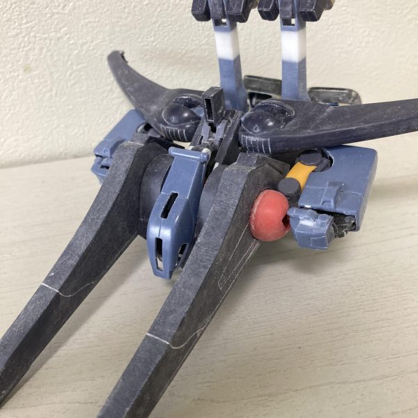 ガ・ゾウムの製作はこんな感じです。製作が進むと今までは問題無かった所が気になって、また手直ししたら他部分に干渉するから他部分を手直ししたらさっき手直しした部分が手直し前の方が都合が良かったり…3歩進んで2歩下がりながら、たまに3歩下がってます…いつ終わるんだコイツ…ずっと向き合っていると、カッコ良くなってるのかすら分からなくなりますね。とりあえず変形時のモノアイの構造決まりました。せっかく頭を外さないで変形できるため、頭のモヒカン部にモノアイスリットを掘りました。設定とはきっと違うのでしょうが、気にしないで進みます。（3枚目）