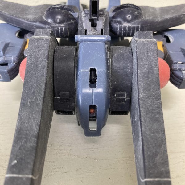 ガ・ゾウムの製作はこんな感じです。製作が進むと今までは問題無かった所が気になって、また手直ししたら他部分に干渉するから他部分を手直ししたらさっき手直しした部分が手直し前の方が都合が良かったり…3歩進んで2歩下がりながら、たまに3歩下がってます…いつ終わるんだコイツ…ずっと向き合っていると、カッコ良くなってるのかすら分からなくなりますね。とりあえず変形時のモノアイの構造決まりました。せっかく頭を外さないで変形できるため、頭のモヒカン部にモノアイスリットを掘りました。設定とはきっと違うのでしょうが、気にしないで進みます。（4枚目）