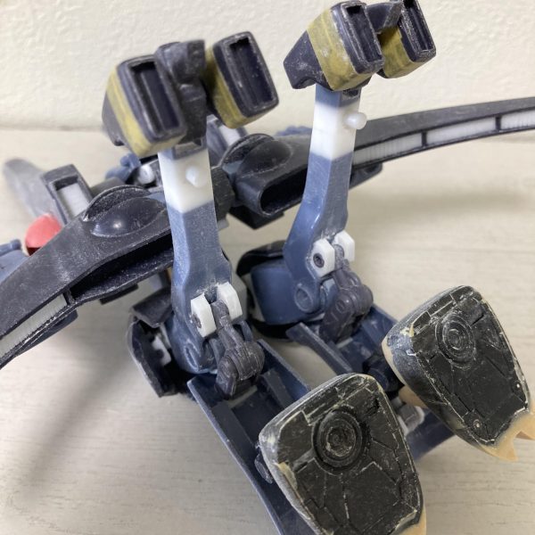 ガ・ゾウムの製作はこんな感じです。製作が進むと今までは問題無かった所が気になって、また手直ししたら他部分に干渉するから他部分を手直ししたらさっき手直しした部分が手直し前の方が都合が良かったり…3歩進んで2歩下がりながら、たまに3歩下がってます…いつ終わるんだコイツ…ずっと向き合っていると、カッコ良くなってるのかすら分からなくなりますね。とりあえず変形時のモノアイの構造決まりました。せっかく頭を外さないで変形できるため、頭のモヒカン部にモノアイスリットを掘りました。設定とはきっと違うのでしょうが、気にしないで進みます。（7枚目）