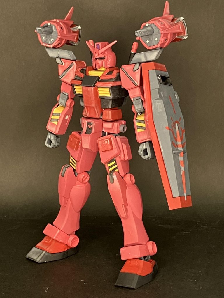 EGを改造してジークアクスに出てくる赤いガンダムを意識して前スカートや虎テープ的な装飾、胴体のパイプ感を作成しています。塗装は少し雑ですが全筆塗りでシタデルを使用しています(盾のジオン模様も資料見ながらの直感で)