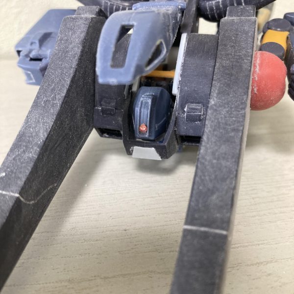 ガ・ゾウムの製作はこんな感じです。製作が進むと今までは問題無かった所が気になって、また手直ししたら他部分に干渉するから他部分を手直ししたらさっき手直しした部分が手直し前の方が都合が良かったり…3歩進んで2歩下がりながら、たまに3歩下がってます…いつ終わるんだコイツ…ずっと向き合っていると、カッコ良くなってるのかすら分からなくなりますね。とりあえず変形時のモノアイの構造決まりました。せっかく頭を外さないで変形できるため、頭のモヒカン部にモノアイスリットを掘りました。設定とはきっと違うのでしょうが、気にしないで進みます。（5枚目）