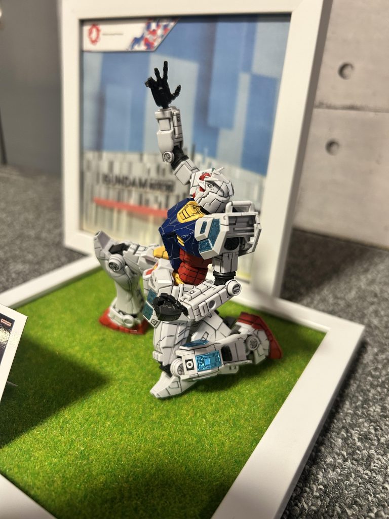 万博にお金が落ちるのは癪なんで、箱を切って100均の額2つと人工芝とプリンタで印刷したパビリオン背景でなんちゃってパビリオンジオラマ。なんか万博のお土産みたいになってしまいました笑 今回も見てくれてありがとうございます。 