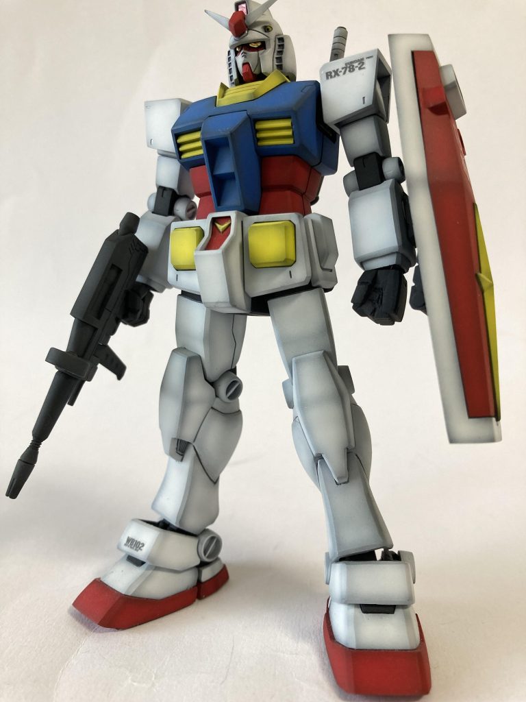 目はゴールドのホイルシール肩アーマーは本体の取付軸を斜め上になるように加工し、角のエッジを削って、本体から肩アーマーの繋がりに違和感が出ないように調整しました(いかり肩になり、旧HGUCのノッペリした感じが少し解消できます)