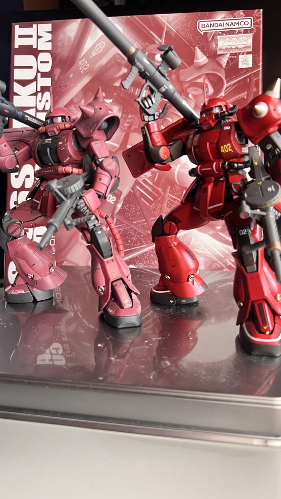 シャアザクと2ショット！全く同じものなんだけどね……